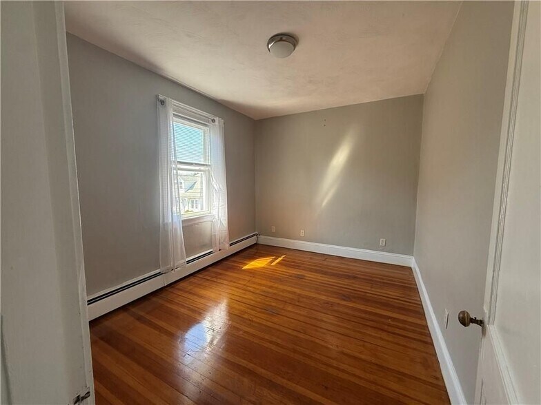 Building Photo - 10 Knight St