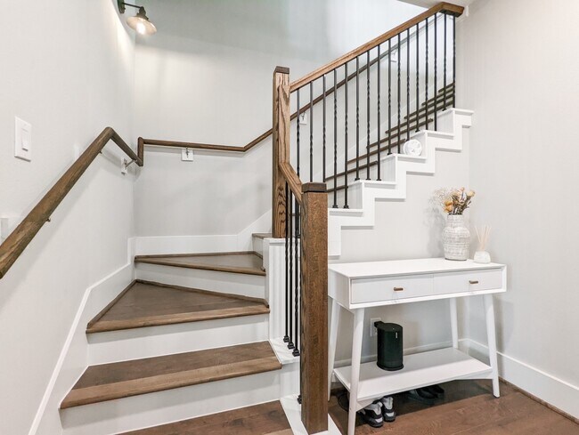 Building Photo - 1114 W 15th 1/2 St