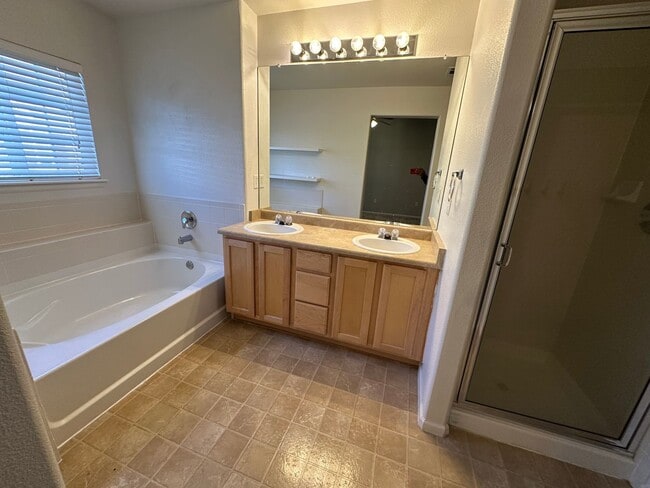 Building Photo - 3 Bed 3 bath Townhome in Castle Rock!