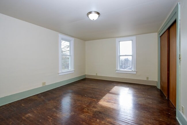 Building Photo - Three bedroom duplex