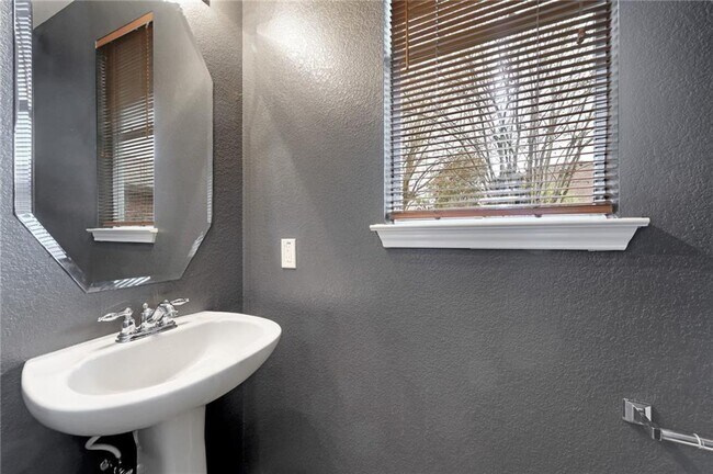 Building Photo - 932 Rusk Rd