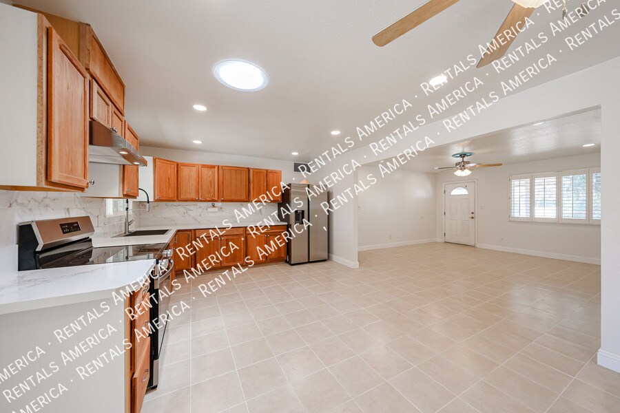 Building Photo - 935 E Wesleyan Dr