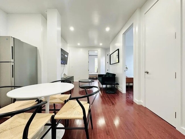Building Photo - Furnished room/NOT APARTMENT