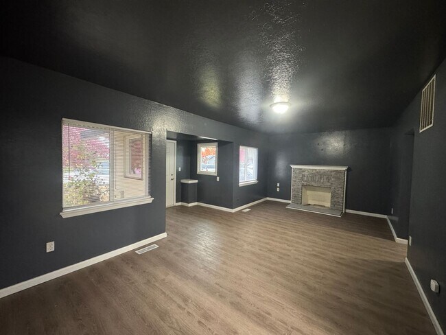 Building Photo - y80215