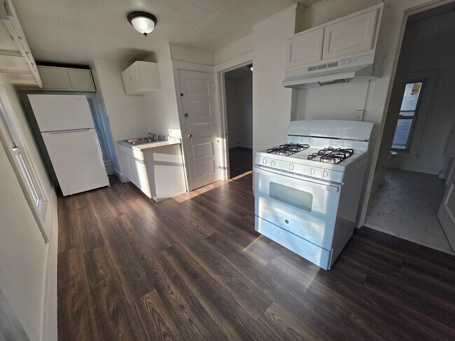 Building Photo - 47 Elmendorf St