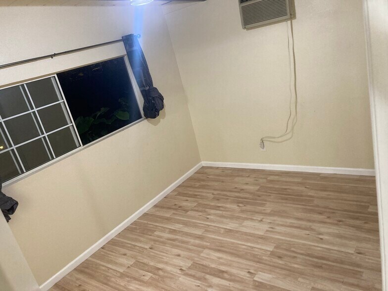 Master room with plenty of lighting - 16964 Millstone Dr