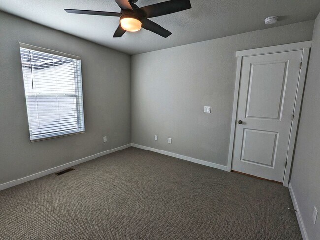 Building Photo - 3 Bedroom, 2.5 Bathroom with two car garage
