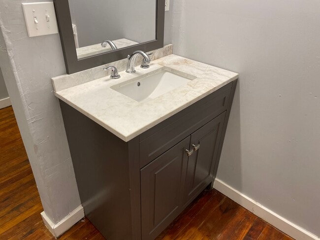 Building Photo - Remodeled 1 Bedroom Apartment near LSUS