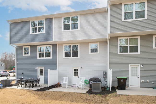 Building Photo - *Modern and Spacious 3-Bed Townhome*