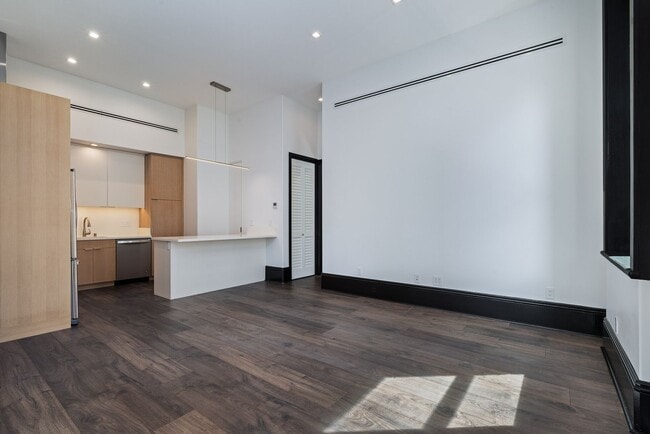 Building Photo - Historic Charm with Live-Work Flexibility in Downtown Honolulu