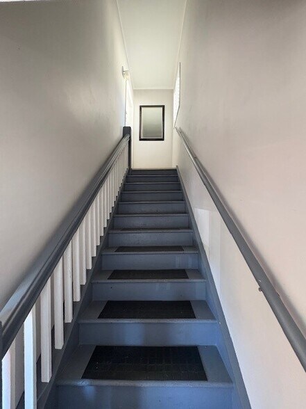 staircase - 588 Parkway Dr NE