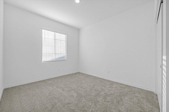 Building Photo - Iron Mountain Townhome with attached garage