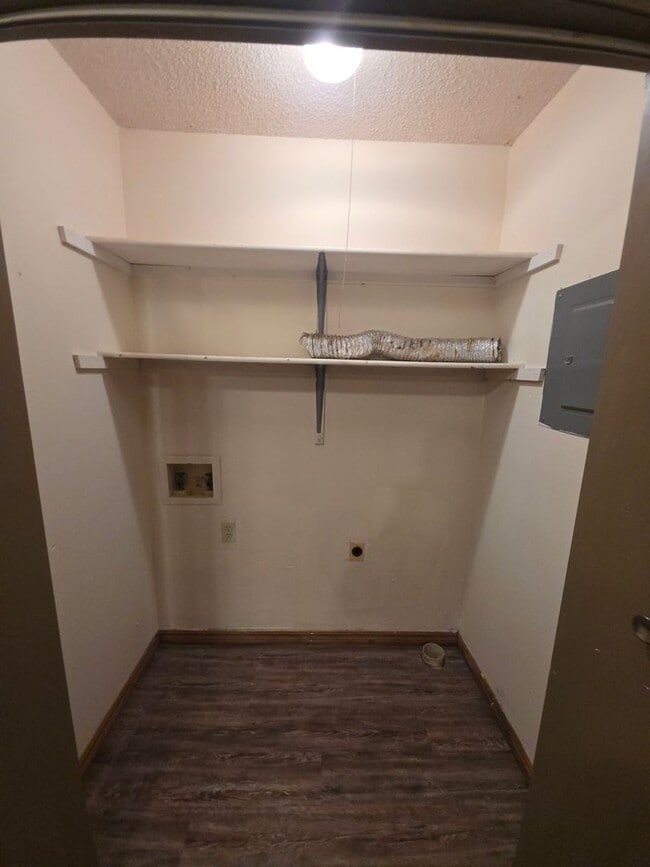 Building Photo - 300 N Hartford Ave