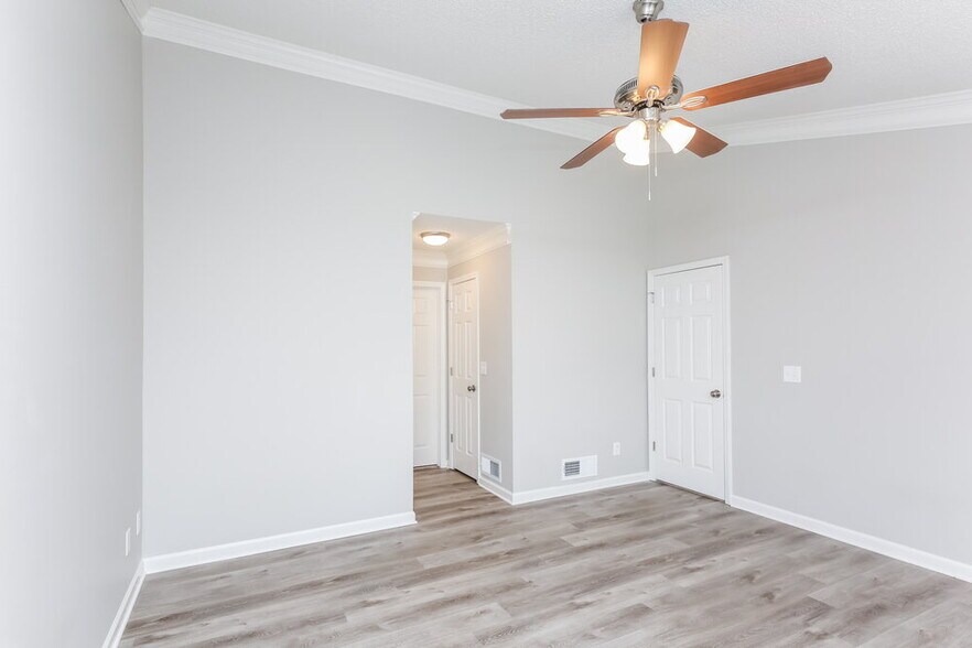 Building Photo - 215 Ashland Manor Dr