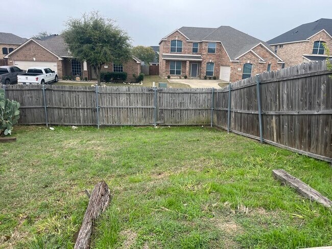 Building Photo - This beautiful Corner lot home ! 4 bedroom 2 bath in Mansfield ISD