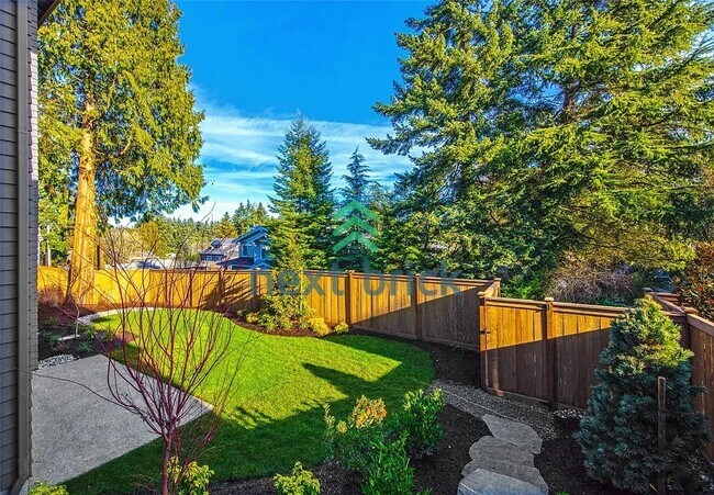 Building Photo - Luxurious 5-Bed, 5-Bath Oasis in Bellevue's Prime Location!