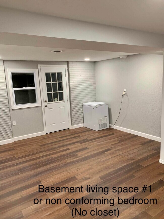 Building Photo - 2116 E Regency Plz