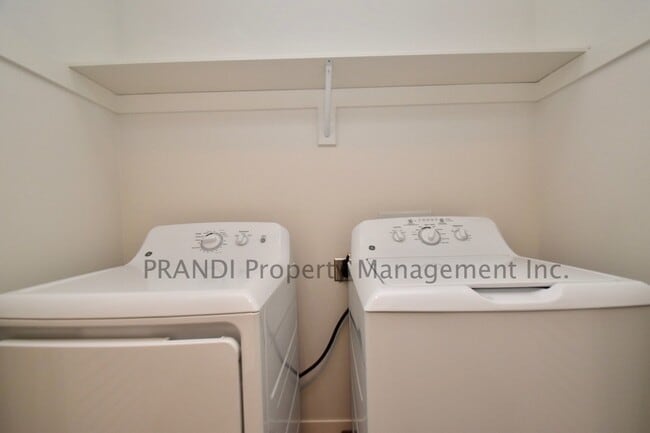 Building Photo - Spectacular 1 Bedroom Townhouse Apartment