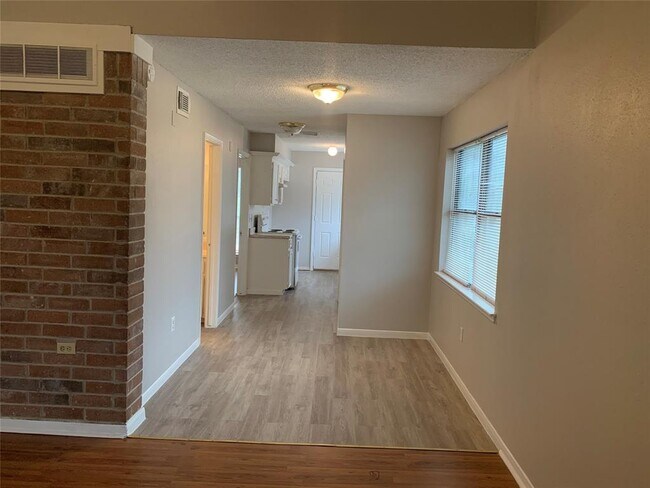 Building Photo - 727 Carol Lynn Dr