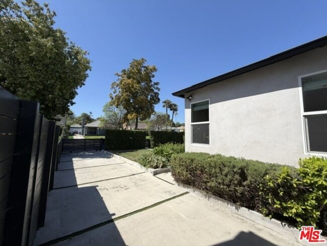 Building Photo - 1768 S Fairfax Ave