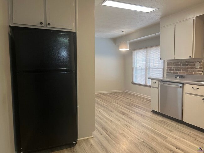 Building Photo - 409 Forest Lake Dr