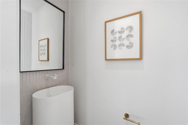 Building Photo - 6822 Victoria Ave