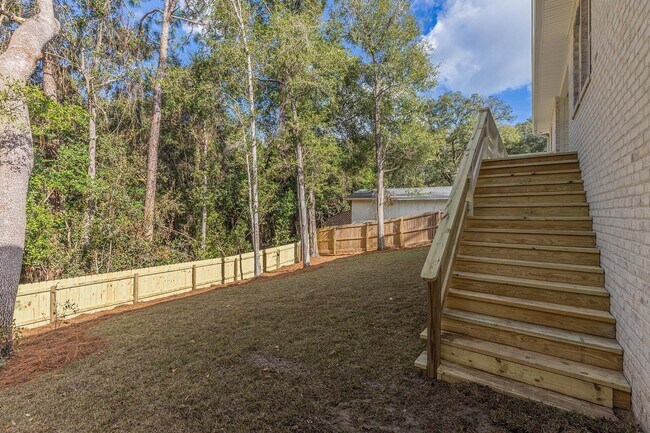 Building Photo - 110 4th St