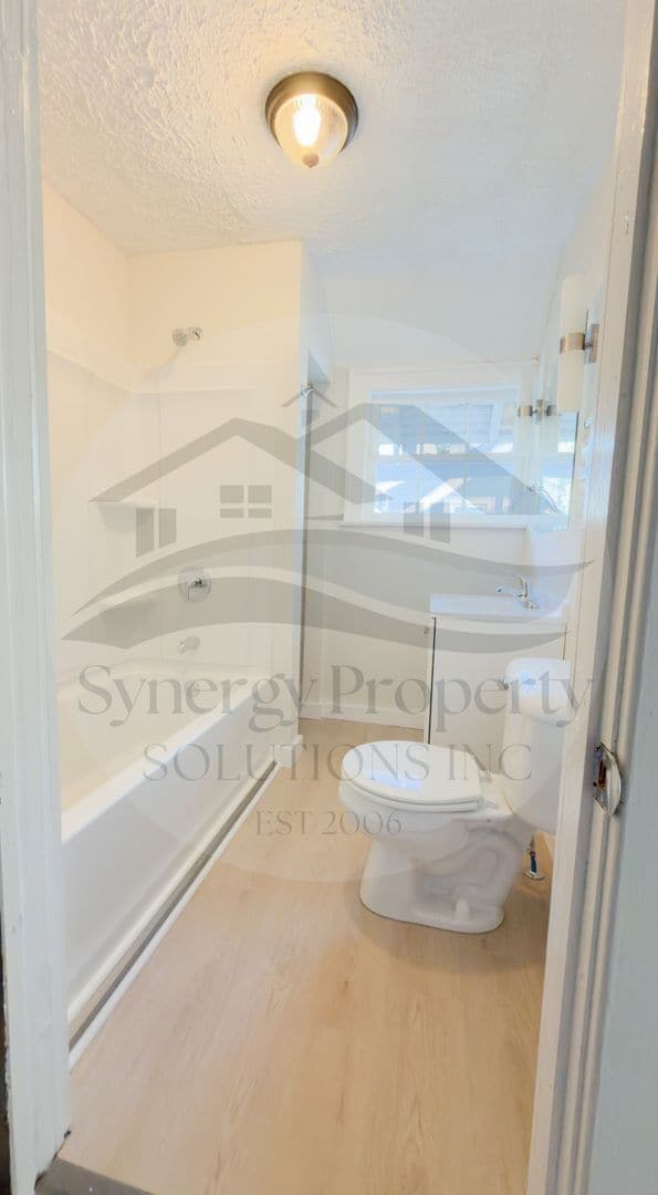 Building Photo - Large Home Available Now