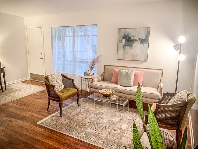 Building Photo - 904 Chevy Chase Dr