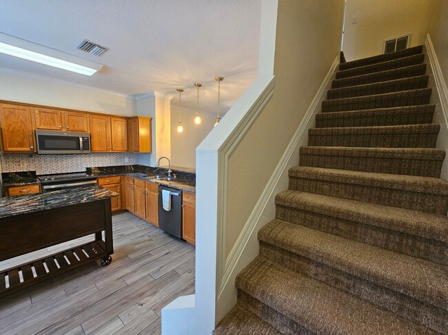 Building Photo - Spacious Townhouse nestled in a wonderful ...