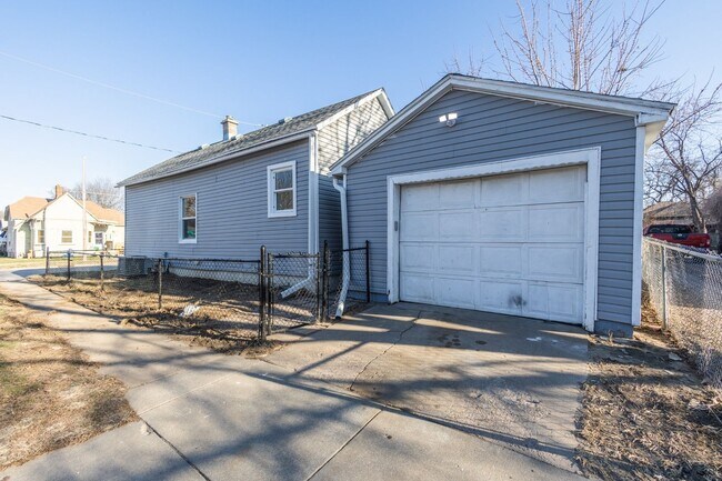 Building Photo - Adorable 1 Bed 1 Bath House with Detached Garage