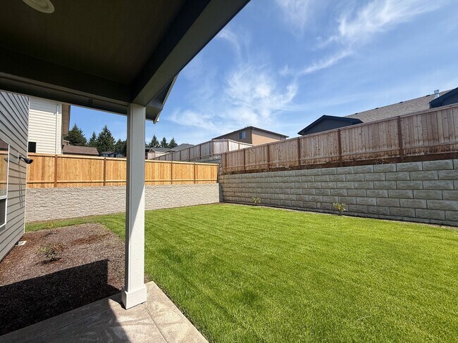 Building Photo - 634 NW Crater Lk Dr