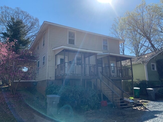 Building Photo - Cute 2 Bedroom Duplex in Plaza Midwood!