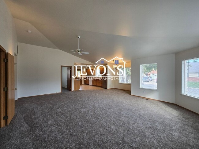 Building Photo - Two-bedroom home with a fully equipped kit...