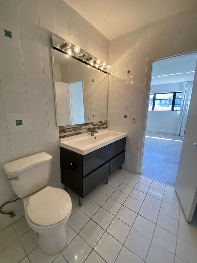 Building Photo - 1101 Bay Dr