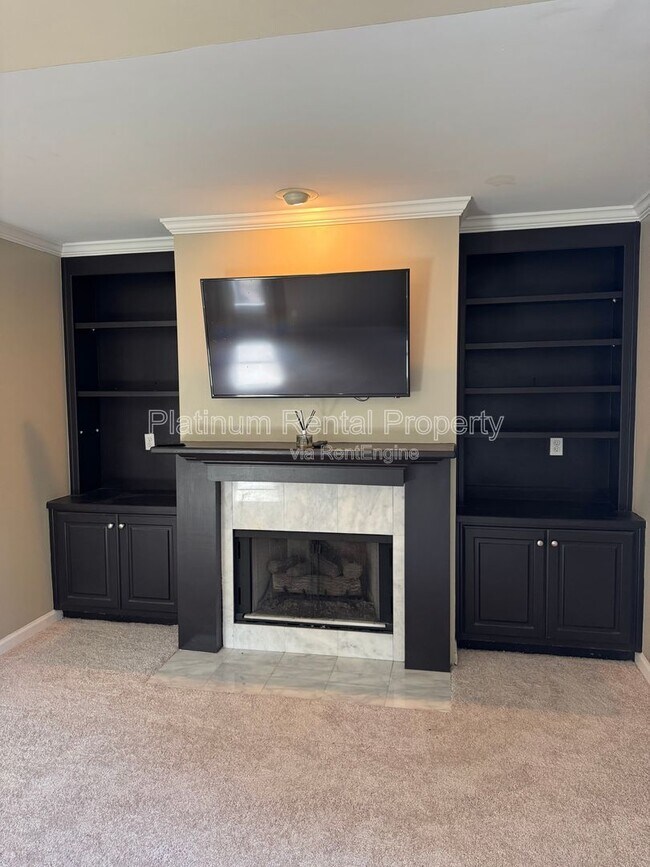 Building Photo - 425 Water Shadow Ln