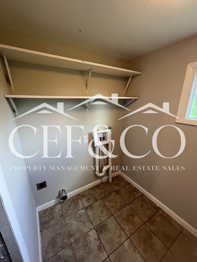 Building Photo - Charming 2-Bedroom, 1-Bathroom Home Availa...