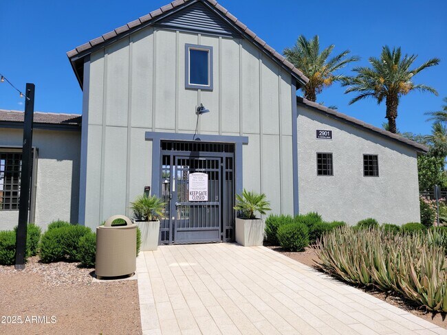 Building Photo - 2754 S Apache Dr