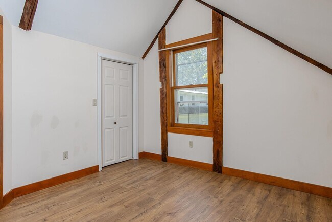 Building Photo - 294 Pleasant St