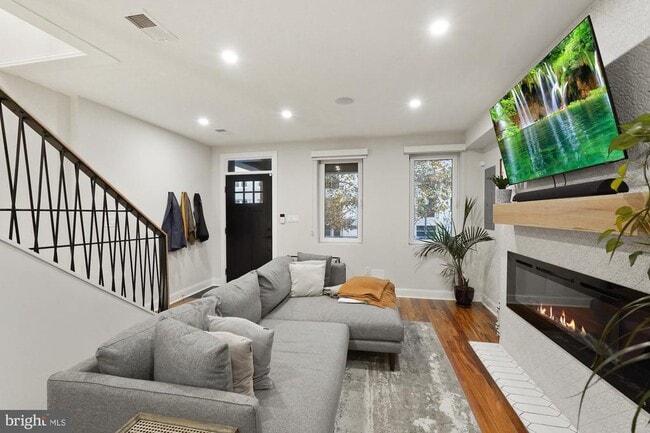 Building Photo - 331 W St NE