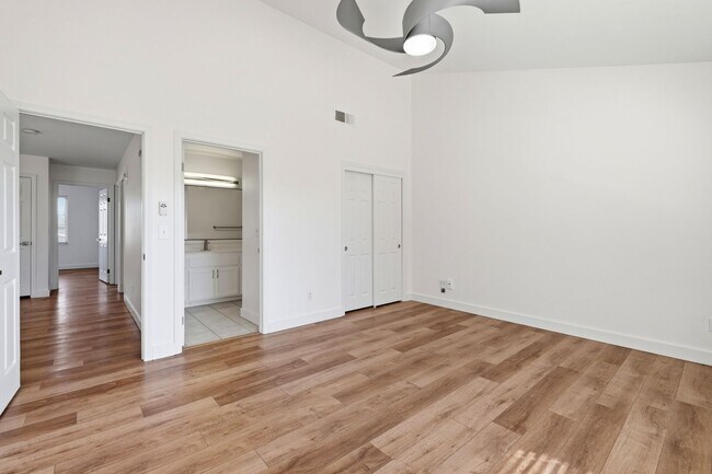 Building Photo - Great Townhome with Attached Garage!