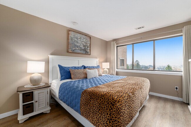 Building Photo - 5056 Valleyway Dr