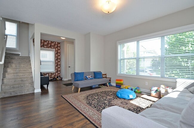 Building Photo - Beautiful 4-Bed 3-Bath Home in Minneapolis - Available 9/10!