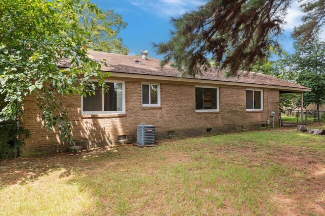 Building Photo - 3 Bedroom 2 Freshly Remodeled Bathrooms