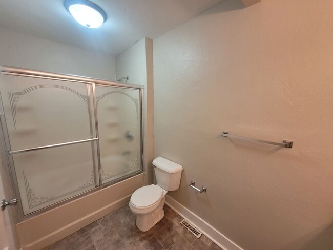 Building Photo - 6 Bedroom Home with large yard, washer/dry...