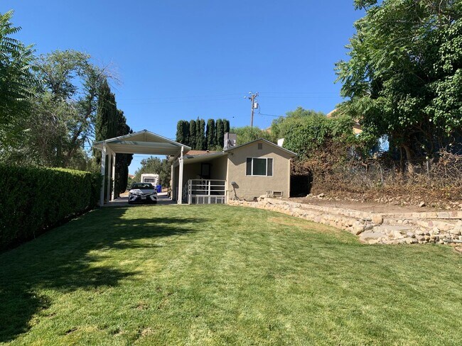 Building Photo - Charming 3+1 Canyon Country Cutie Nestled in the Hills!