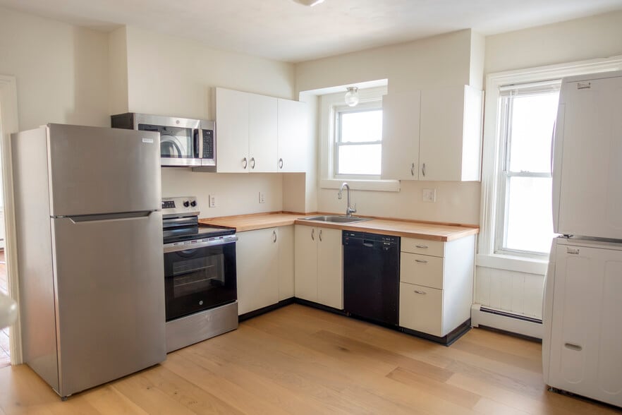 Newly renovated kitchen brand new cabinets, appliances (dishwasher, in-unit w/d), hardwood floors - 30 Royal St
