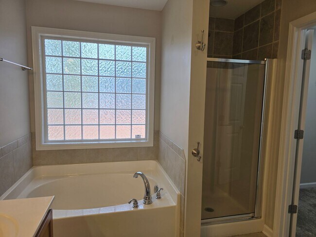 Building Photo - New Listing!!