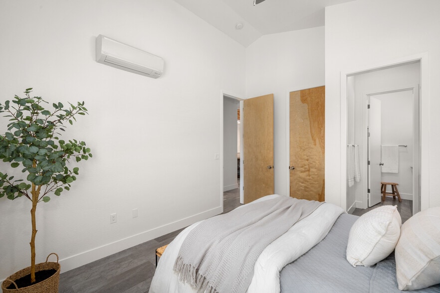 Building Photo - 1887 Notre Dame Blvd