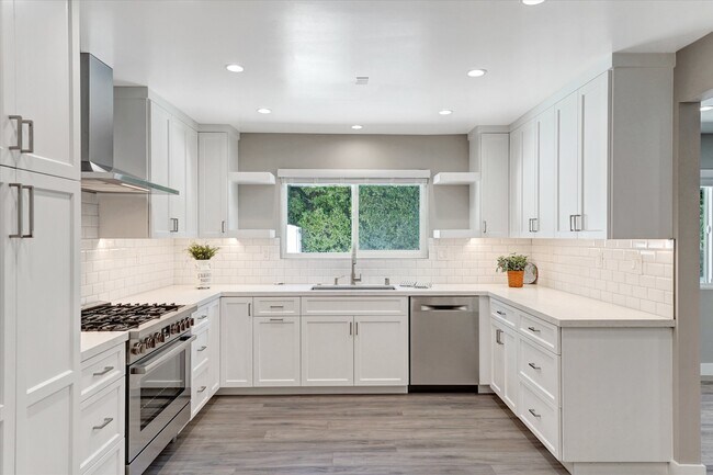 Building Photo - 5346 Tyrone Ave